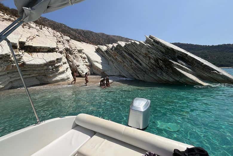 La embarcación fondeada cerca de una de las playas