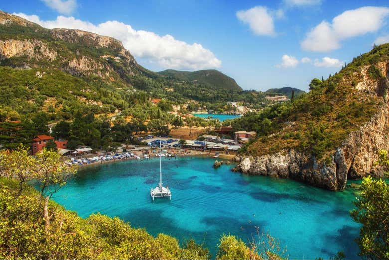 Preciosas aguas de una cala en Paleokastritsa