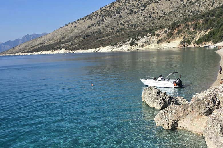 O barco ancorado perto de uma das praias