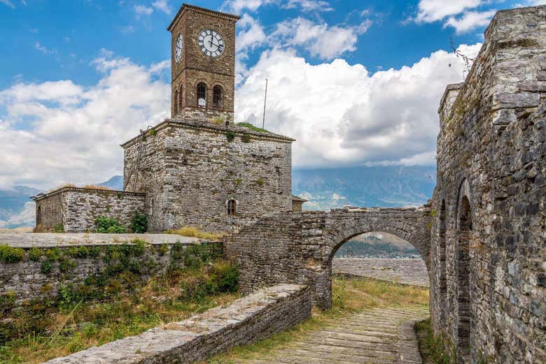 Torre del reloj en Gjirokastra