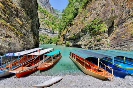 Barcos no lago Koman