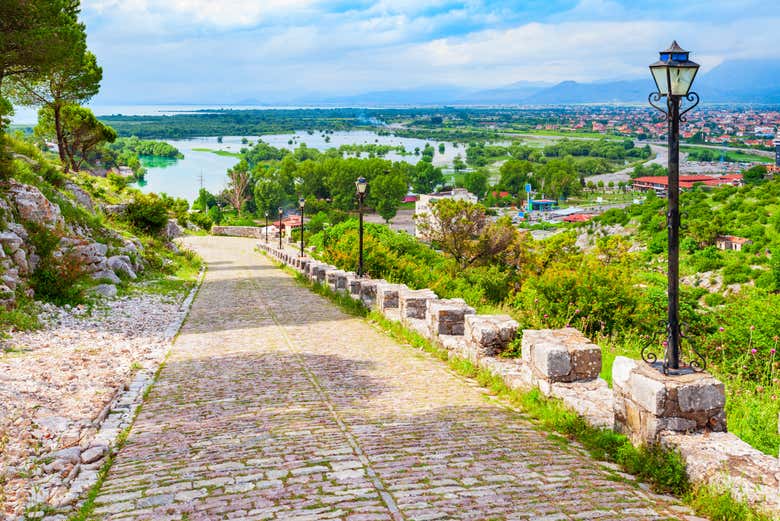 Calles históricas con vistas al río en Shkodra