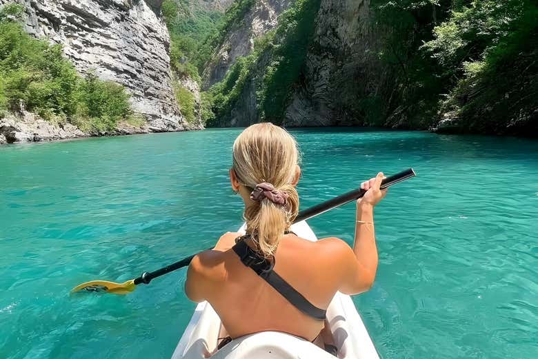 Haciendo kayak en estas aguas de color turquesa