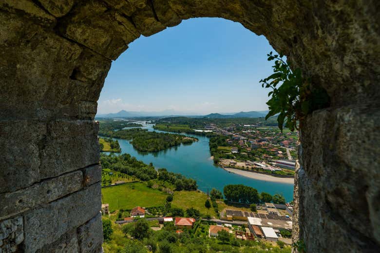 Vistas del río desde el castillo de Rozafa