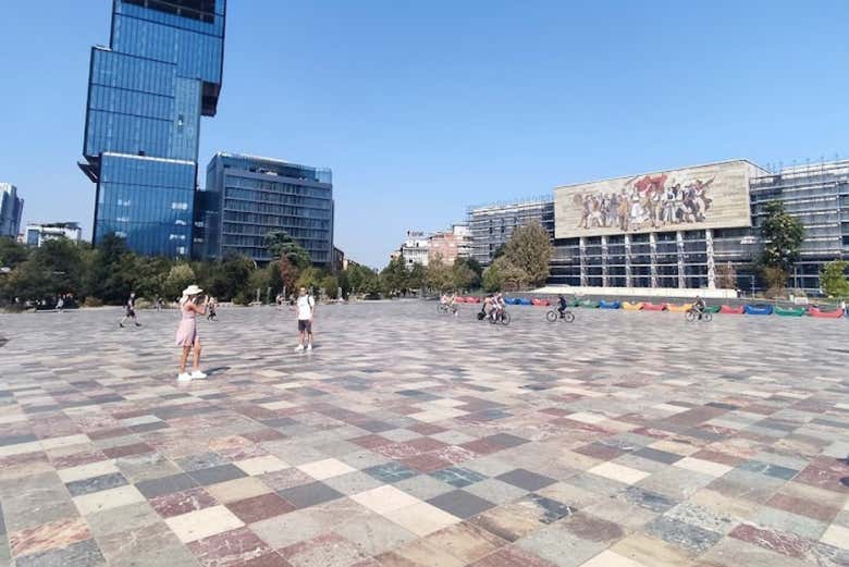 Una de las plazas en Tirana
