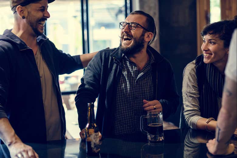 Disfrutando del tour de la cerveza por Tirana