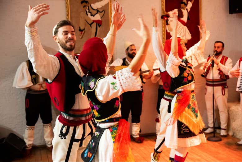 El baile tradicional albanés durante el espectáculo