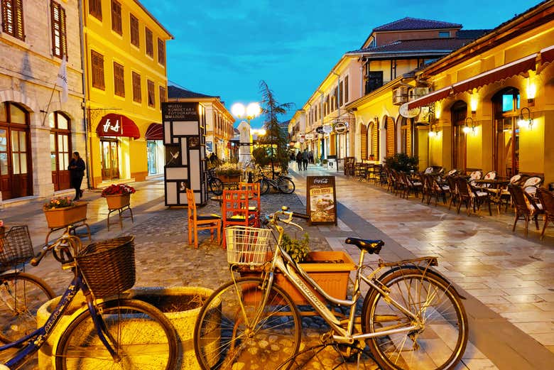 Una de las calles de Shkodra al anochecer