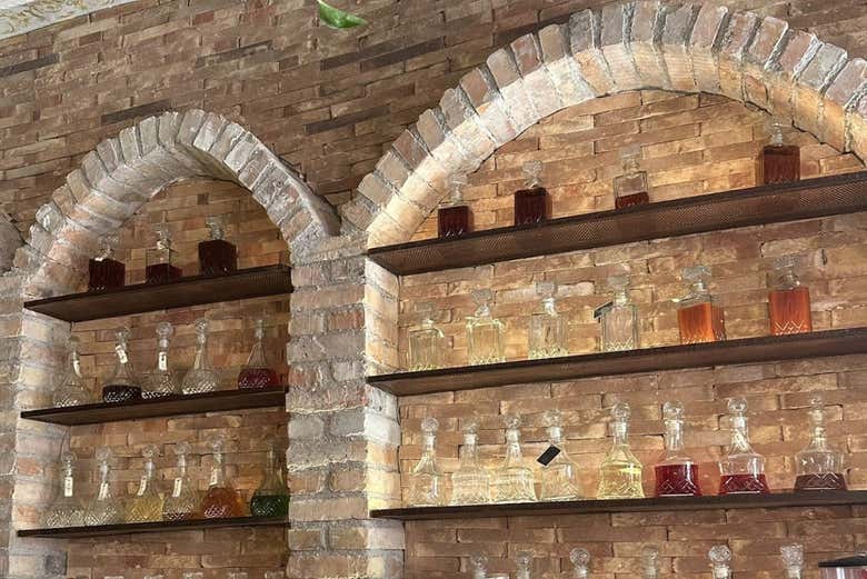 Las botellas de raki en el bar