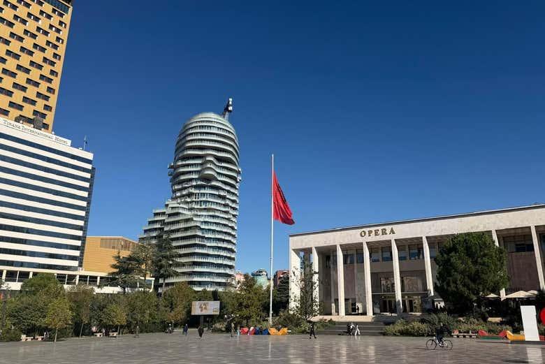 El singular edificio de Tirana's Rock