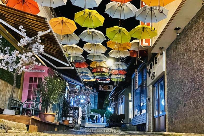 Callejón empedrado decorado con paraguas