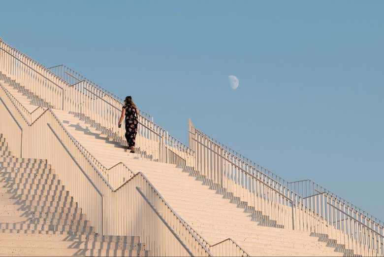 Escaleras de la Pirámide de Tirana