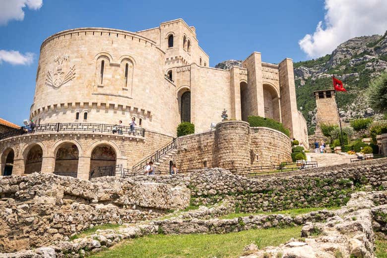 Descubriendo el exterior del Castillo de Kruja