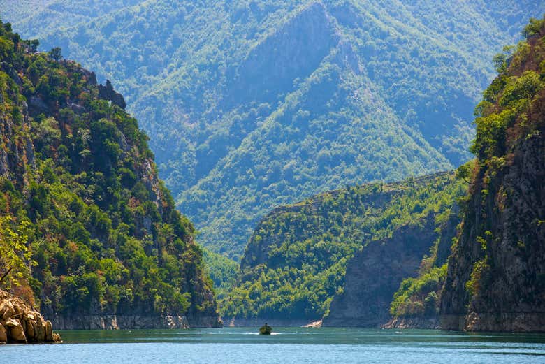 Gli impressionanti paesaggi del lago Komane