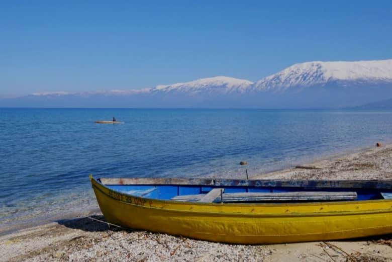 Una vieja barca en el lago Ohrid