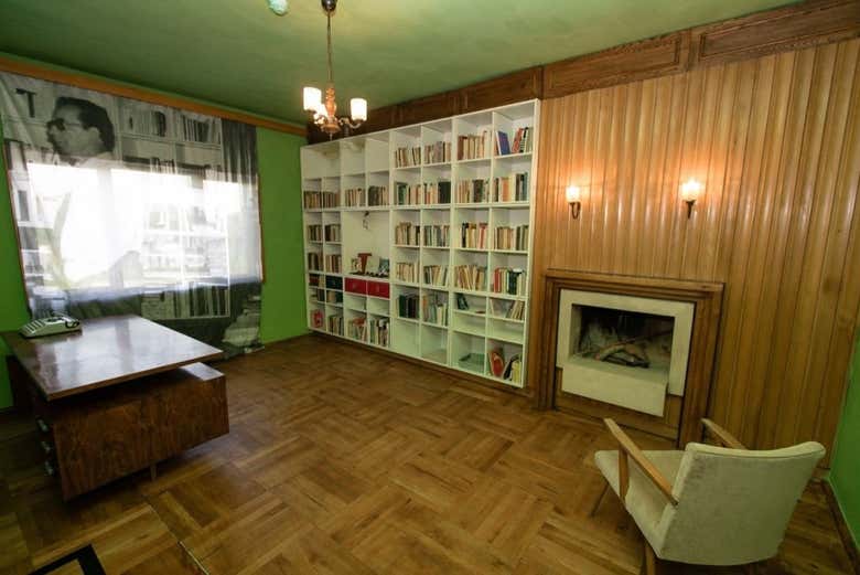 All'interno della Casa-museo di Ismail Kadare