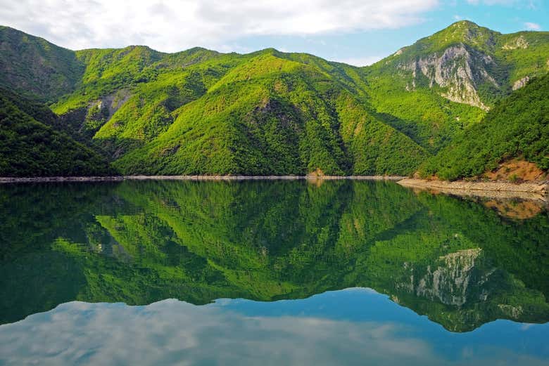 Le placide acque del lago