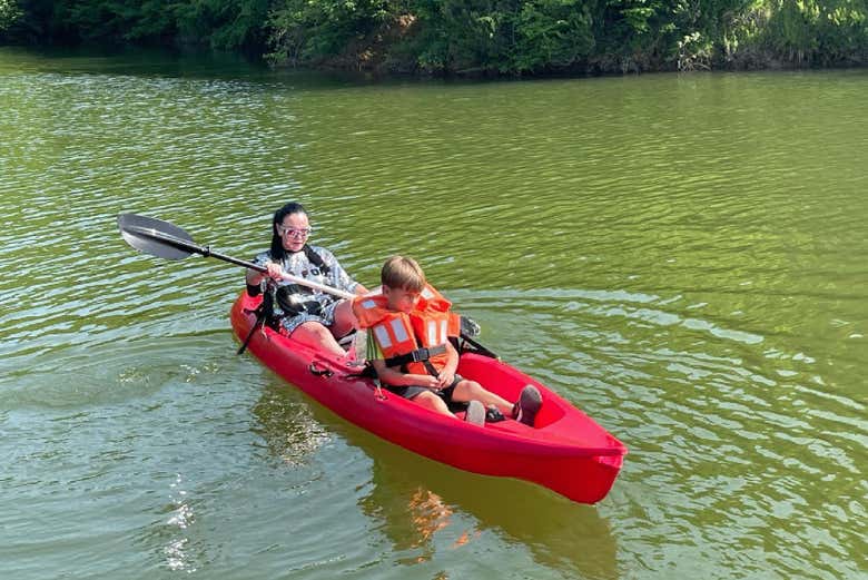 Paseo en kayak en el lago cercano a la bodega