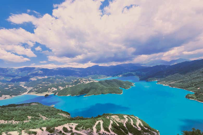 Il lago Bovilla dalla cima del monte Gamti