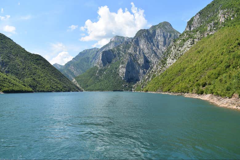 Montañas alrededor del lago Koman