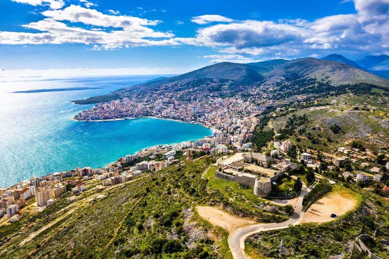 Panorámica del castillo de Lekursi junto a la playa