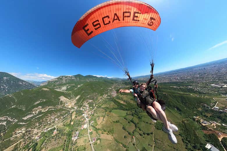 Disfrutando del vuelo en parapente
