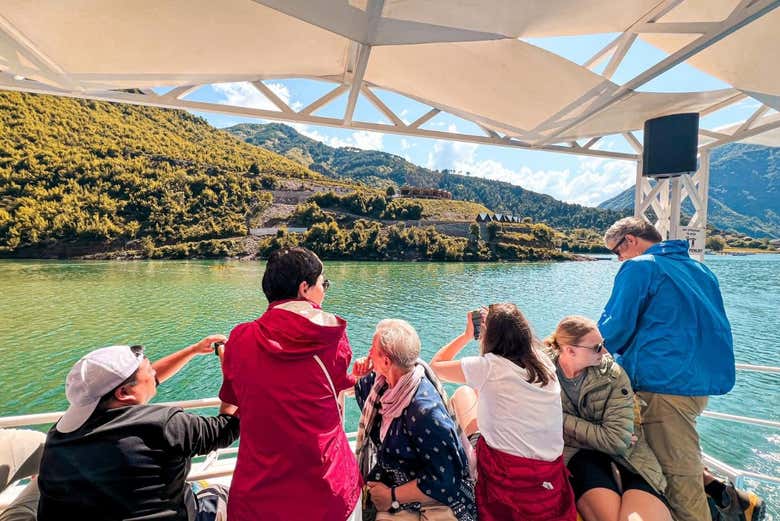 Durante el paseo en barco por el lago Koman