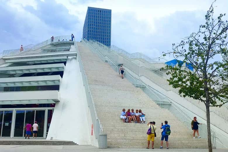 En la Pirámide de Tirana