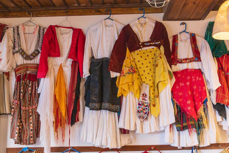 Prendas tradicionales en el bazar de Kruja