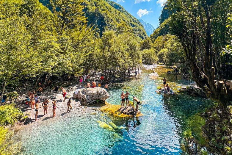 Nadaremos en el manantial Ojo Azul