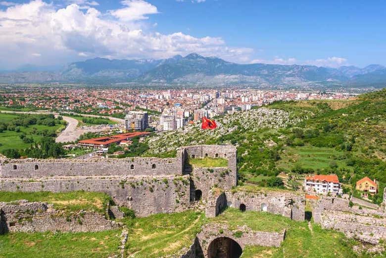 See the ruins of Rozafa Castle