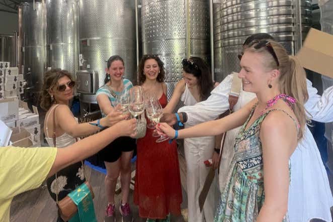 Disfrutando de la visita a la bodega