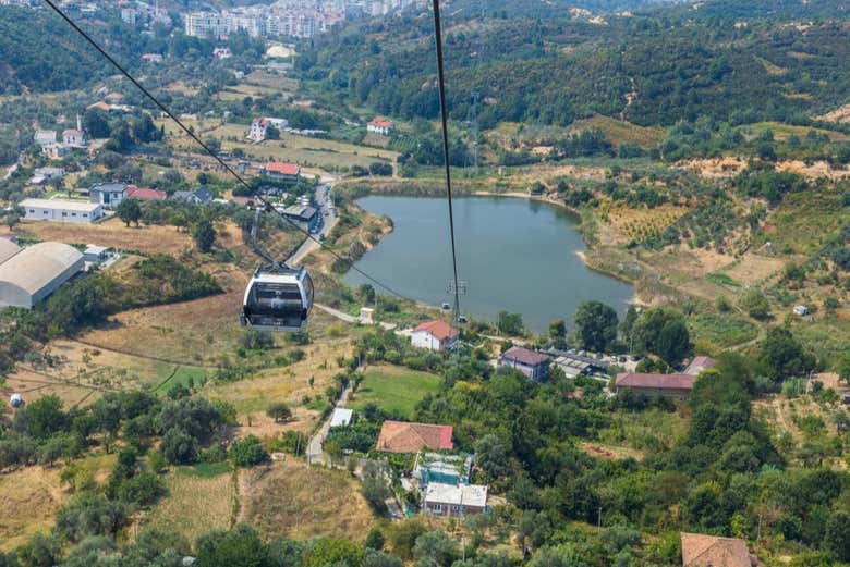 Observad los paisajes naturales y lagos desde el aire