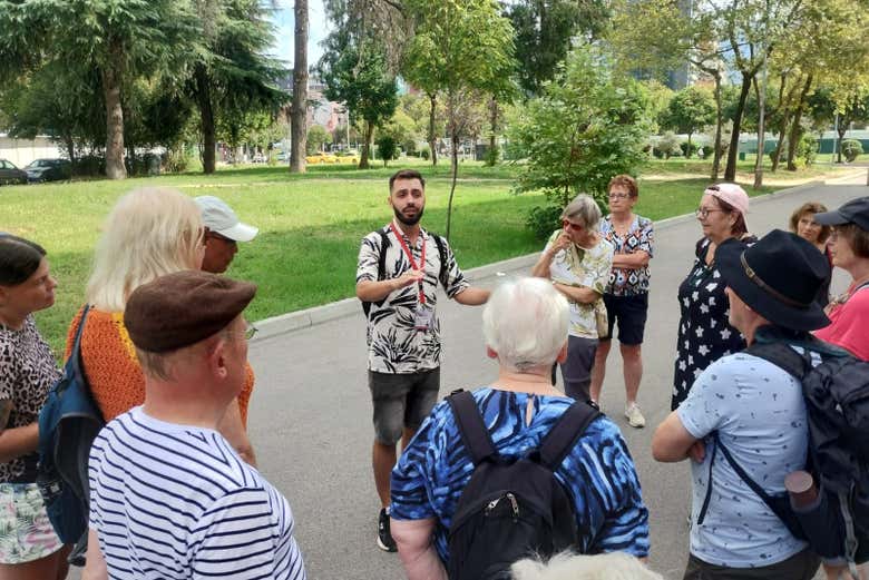 Atendiendo a las explicaciones del guía del tour por Tirana
