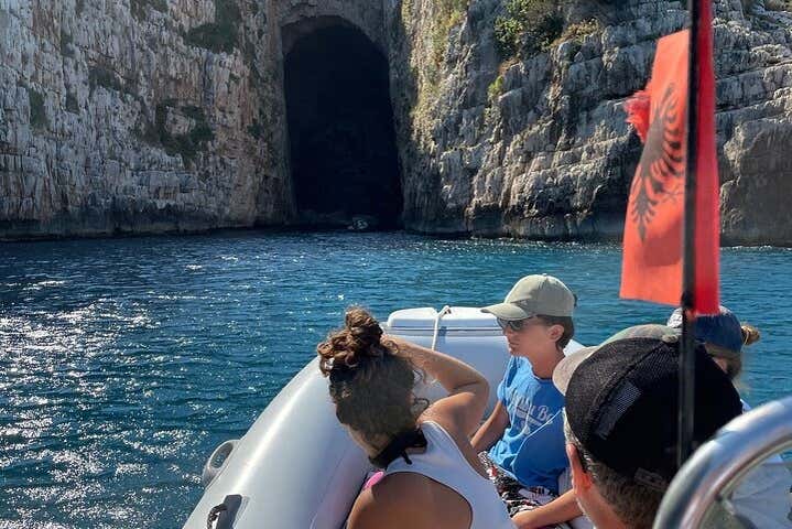 Divisando la entrada a la cueva Haxhi Ali
