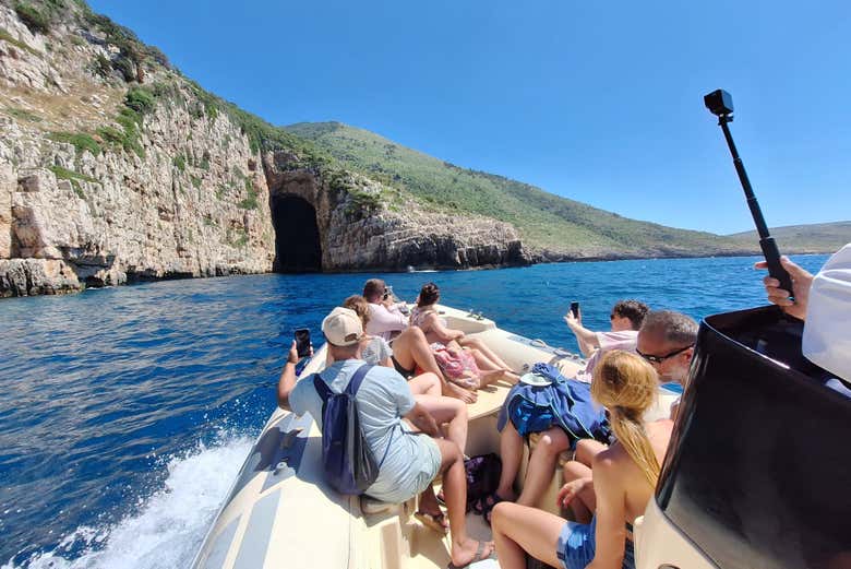 Pendant la balade en bateau à moteur