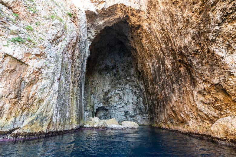 L'ingresso della grotta Haxhi Ali
