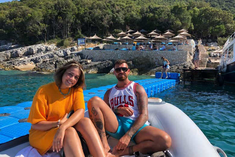 Un couple profitant d'une balade en hors-bord