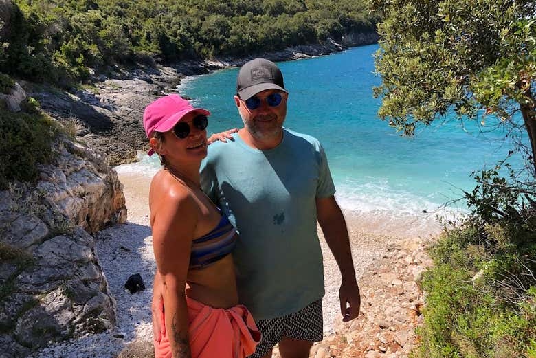 Una pareja en la playa Karaburun