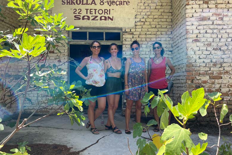 Quatre personnes visitant l'île de Sazan