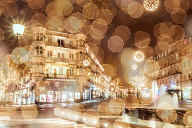 Reflejo de las luces de Navidad en Baden-Baden