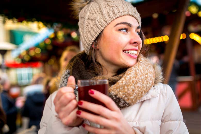Probando un típico vino caliente