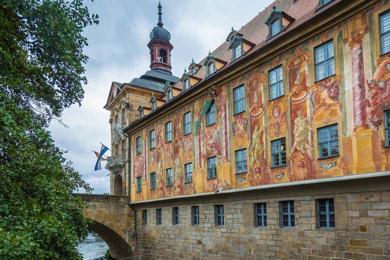 Contemplando la fachada del ayuntamiento de Bamberg