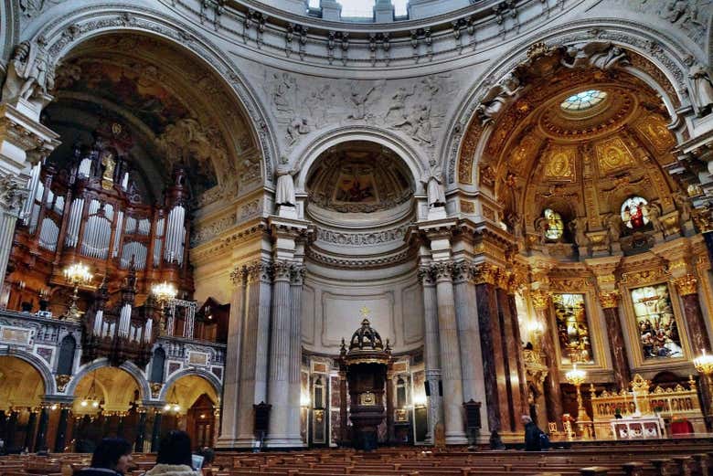 Órgão e altar da catedral de Berlim