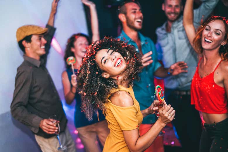Grupo de amigos de fiesta por Berlín