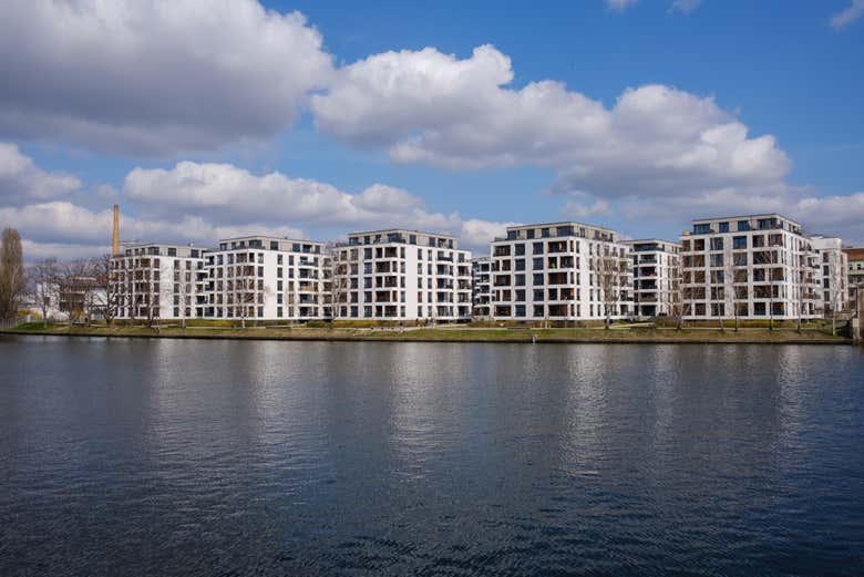 Edificios residenciales a orilla del río Spree