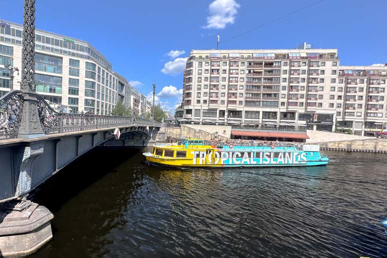 Opt for a boat trip for the complete experience in Berlin!