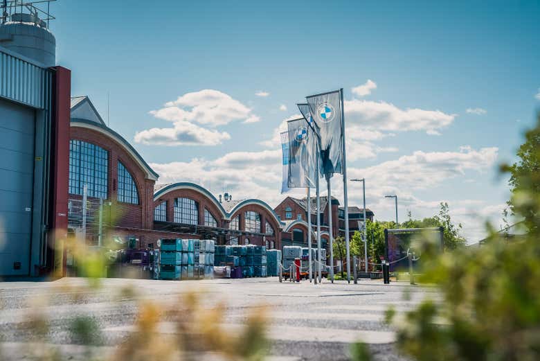 All'esterno della fabbrica