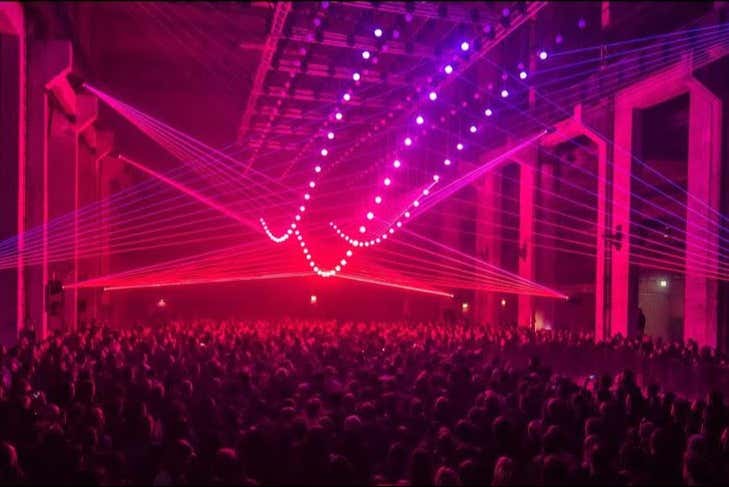 Típica fiesta de techno en Berlín