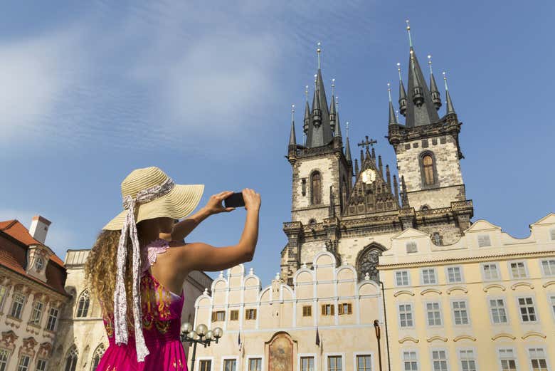 Fotografiando la plaza de la Ciudad Vieja de Praga